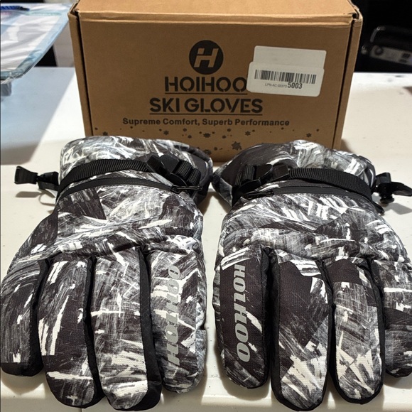 Black and White Ski Gloves - Picture 1 of 1